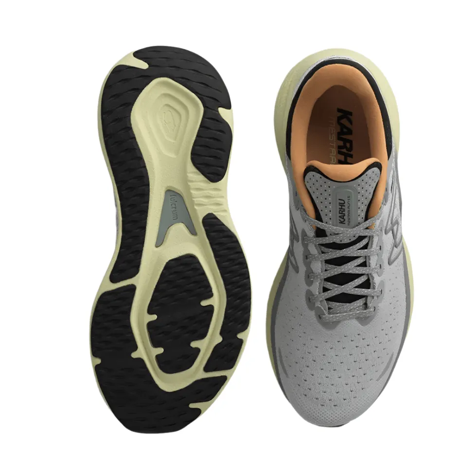 Chaussures de course Karhu Mestari Run 1.5 pour Homme en Lunar Rock/Butterrum SS25