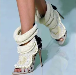 Chaussures Femme Été 2019 Bottes Sandales à Talons Hauts Femme Perles Brodées à la Main Creuses Chaussures en Cuir avec Fermeture Éclair pour Robe de Mariage Haut de Gamme Chaussures Mode Nova